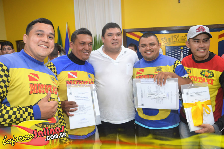 Prefeitura de Salinópolis entrega 93 concessões para Mototaxistas