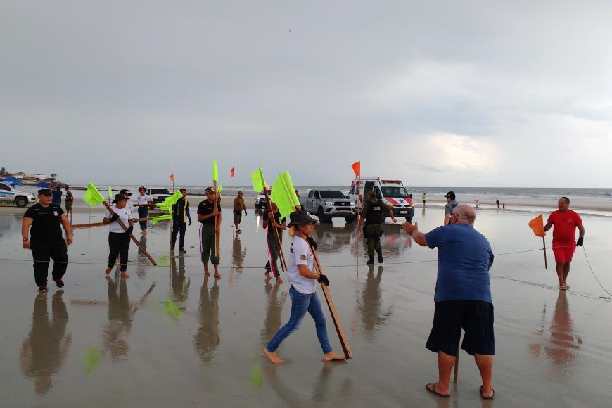 PMzito e o projeto Escola da Vida colaboram para organizar fluxo de veículos na praia do Atalaia