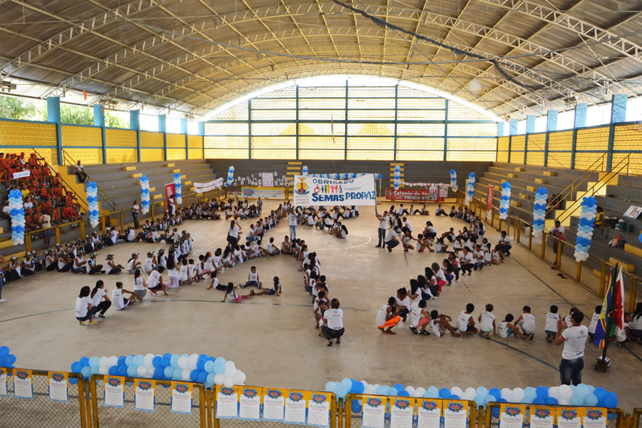 300 adolescentes homenagearam o Pro Paz e Semas de Salinas com Mosaico Humano no encerramento da colônia de férias no município