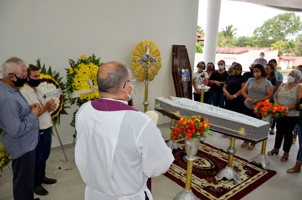 Professor Carlos Alberto Dias é velado e sepultado em Salinópolis