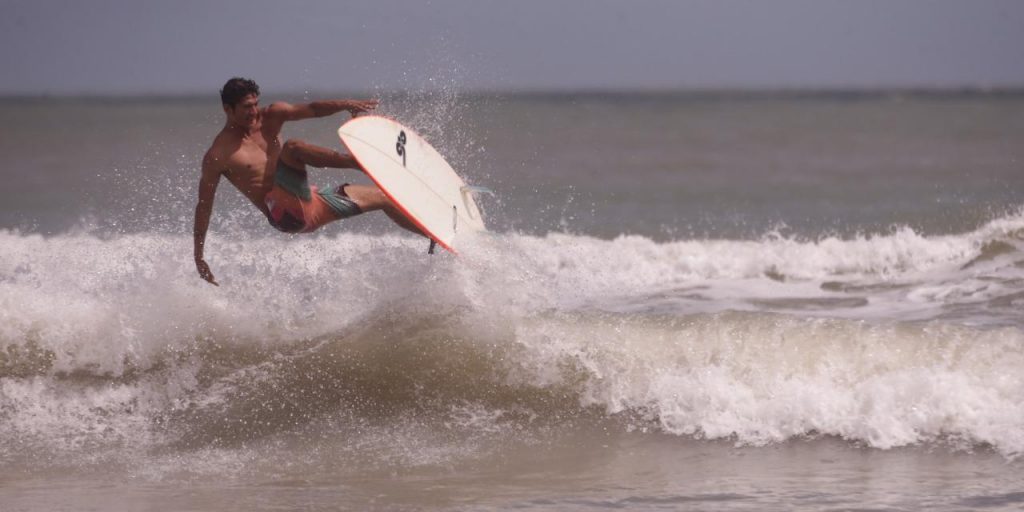 Paraense tira onda com manobra aérea e visa o título do Brasileiro de Surf