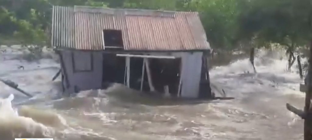 Casa é arrastada pela correnteza na praia de Ajuruteua, nordeste do Pará; VÍDEO