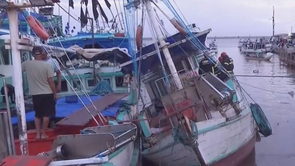 Barco 'tomba' na pedra do peixe, no Ver-o-Peso, em Belém; VÍDEO