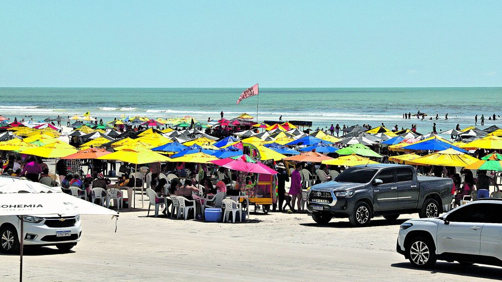 Praias de Salinas ficaram lotadas no 1º domingo de férias