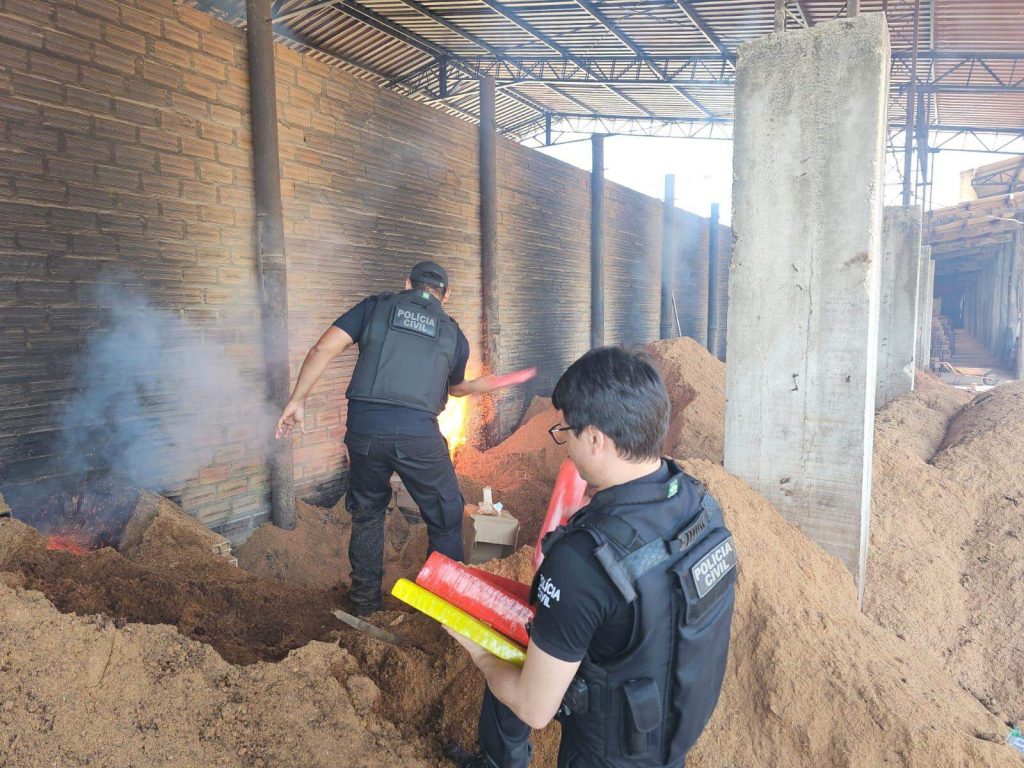 Mais de 120 kg de drogas são incinerados pela Polícia Civil na zona rural de Moju