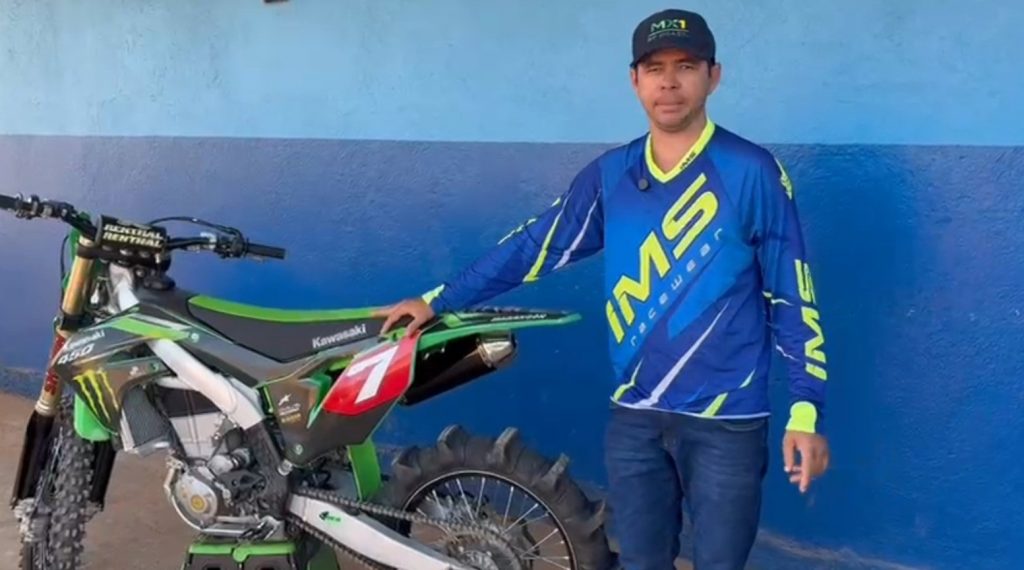 Motoqueiro 'surfa' no Rio Xingu com moto adaptada e viraliza nas redes sociais, no PA