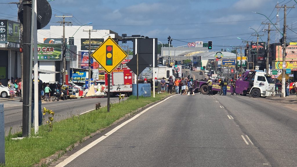 VÍDEO: Caminhão carregado de peixe tomba na BR-316, na Grande Belém